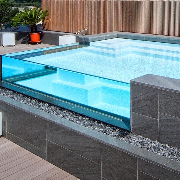piscina-sfioro-cascata-vetro-main